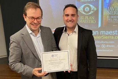 El escritor junto al secretario de la Fundación del Instituto de Astronomía y Astronáutica de Mallorca.