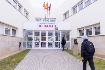 Puerta principal de acceso al Campus de Soria.