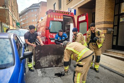 Personal municipal colocando una chapa de hierro encima del boquete.
