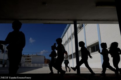 Un patio de colegio.