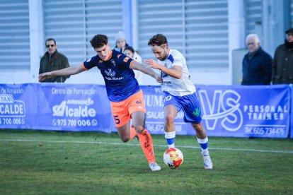 Imagen del partido entre Almazán y Tordesillas en el campo de La Arboleda.