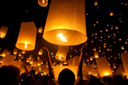 La suelta de farolillos se ha convertido en un ritual navideño de luz y esperanza en varios rincones de España.