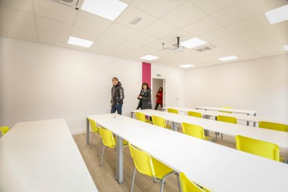 El alcalde visita el centro social de Los Royales.