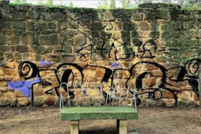 Pinturas en un tramo de la muralla.