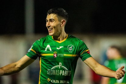 Ángel Cervero celebra uno de los dos goles que ha marcado con el Astorga este curso.