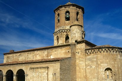 La iglesia de San Miguel, joya románica de Almazán, aporta un fondo histórico y monumental al ambiente navideño en la Plaza Mayor.