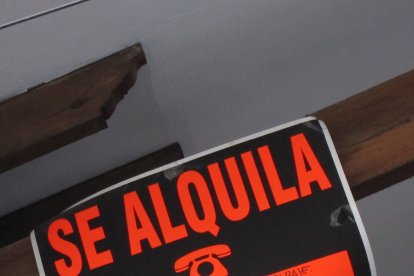 Archivo - Se alquila, cartel, alquiler, piso.