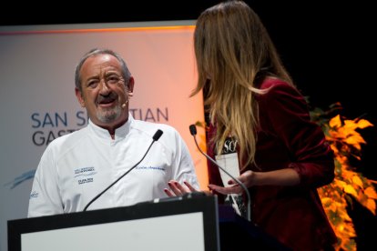 Karlos Arguiñano comparte su receta navideña de setas rebozadas en el congreso San Sebastián Gastronómika, donde destacó la cocina sencilla y sabrosa como clave del éxito en familia.