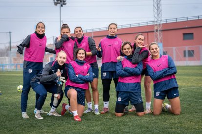 Zaira Gallardo Bartolomé en la final de abajo la segunda por la izquierda.