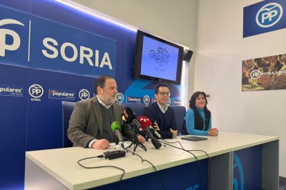 José Manuel Hernando, Tomás Cabezón y Cristina Rubio en la sede el PP.