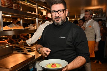El chef Dani García durante el servicio, mostrando uno de sus platos insignia en cocina abierta