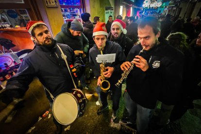 La Herradores se vuelve a llenar de gente festejando la Navidad.