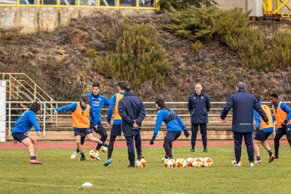 La plantilla del Numancia con el míster Ángel Rodríguez al mando regresó al trabajo tras el descanso navideño.