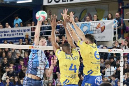 El sueco Viktor Lindberg rfemata ante el bloqueo de Guaguas.