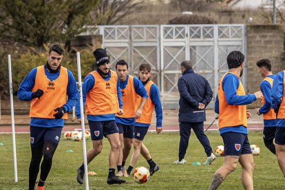 El Numancia inicia el año 2026 entrenando en el estadio de Los Pajaritos.