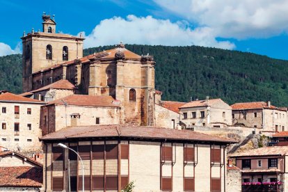 Vinuesa, enclave soriano rodeado de naturaleza, destaca por su cocina de cuchara, sus torreznos y su cercanía a la Laguna Negra.