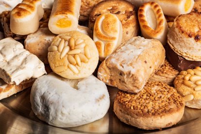 Los dulces navideños tradicionales como el polvorón, el turrón o el mazapán siguen protagonizando las mesas festivas, especialmente cuando son elaborados de forma artesanal.