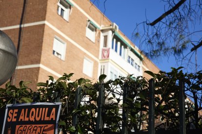 Archivo - Cartel de alquiler.