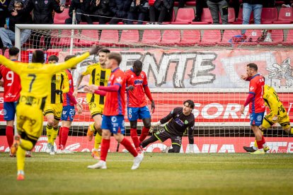 El Numancia se lamenta tras un gol de Oviedo Vetusta.