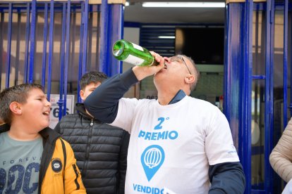 Archivo - Agraciados con el ‘Segundo Premio’ del Sorteo Extraordinario de El Niño 2025 correspondiente al número 06766 celebran su suerte en la administración de la calle Concepción, 2 de Villarrubia de los Ojos, a 6 de enero de 2025, en Villarubia de los.