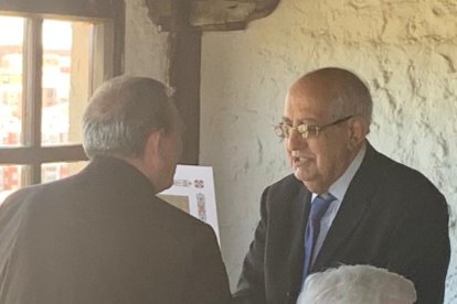 Agustín del Pino es saludado por el anterior obispo de Osma Soria, Abilio Martínez Varea.