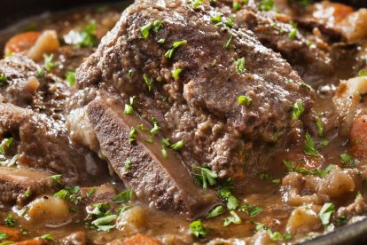 Jugoso, humeante y lleno de sabor: así queda el guiso de patatas con costilla siguiendo el truco infalible de Arguiñano.