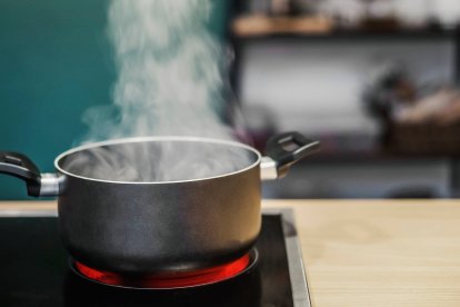 La cocción lenta y final sin tapa es el truco de Arguiñano para lograr unas alubias con caldo espeso y sabroso.