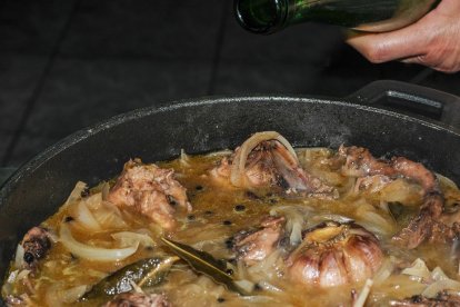 La base del plato es un escabeche tradicional con perdiz, vino blanco y aromáticos que aportan profundidad y conservan la carne durante días.