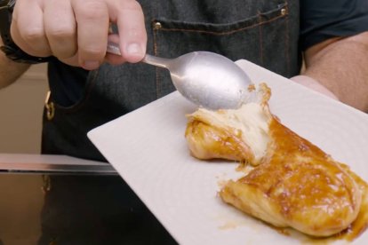 Torrija de pan de leche caramelizada al estilo de Dani García, con una textura interior fundente y cobertura crujiente de toffee.