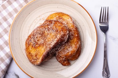 Torrijas clásicas al estilo Arguiñano, doradas por fuera, tiernas por dentro y acabadas con azúcar y canela: un postre que nunca falla