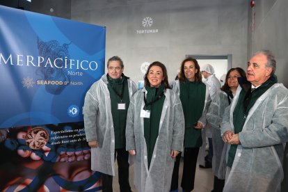 La consejera de Agricultura, María González Corral, acompañada del CEO de Mercapacífico, Conrado Merino; y de la presidenta de la Diputación , Ángeles Armisén.