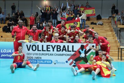 La selección española celebra el título del Torneo WEVZA con los sorianos Maján y Chamarro.
