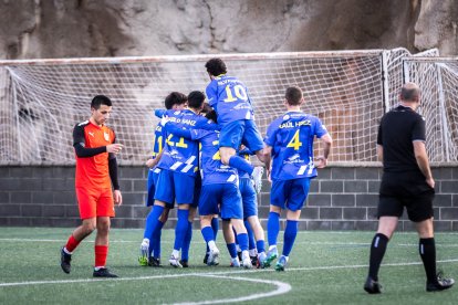 Celebración de los jugadores del Calasanz de uno de los cuatro goles con los que tumbaron al Vista Alegre.