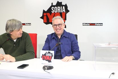 Palomar mira hacia un sonriente Ángel Ceña tras conocerse los resultados.