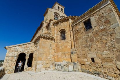 Iglesia románica de la Virgen del Rivero .