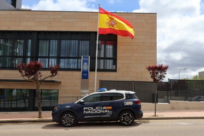 Agentes de la Policía Nacional de la Comisaría Provincial de Soria procedieron a la detención de tres jóvenes, vecinos de Soria, tras participar en una pelea que se produjo en la madrugada del pasado uno de enero, en la calle Rota de Calatañazor de esta ciudad.


Los hechos acaecieron entre dos grupos de personas que estaban celebrando la entrada del nuevo año en distintos locales de ocio de la capital.


A lo largo de la noche hubo diferentes desavenencias entre ellos. Sobre las ocho de la mañana, en el exterior de uno de los locales, un joven de un grupo se acercó a otro y comenzó a amenazarle. Un amigo intento interceder para evitar la disputa. En ese momento se acercaron dos personas compañeros del primero. Uno de estos sacó una navaja de su bolsillo, la abrió y se la entregó al otro que apuñalo en el muslo a la persona que intentaba interceder.


El grupo agredido emprendió la huida siendo perseguidos por los otros jóvenes, que les lanzaban botellas de vidrio, no consiguiendo, finalmente, darles alcance.


La persona herida fue asistida en un centro de salud de esta ciudad, siéndole aplicado un punto de sutura.


El suceso no terminó ahí. Posteriormente, uno de los detenidos contactó con el agredido, mediante videollamada, profiriendo amenazas de muerte.



Tras la interposición de la pertinente denuncia en comisaría, los funcionarios de Policía Nacional comenzaron gestiones de investigación tendentes al esclarecimiento de los hechos. El trabajo policial dio su fruto al lograr la identificación, localización y detención de los presuntos autores de los hechos.
Edificio de la Policía Nacional en Soria.