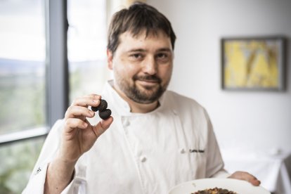 Carlos Aldea, jefe de cocina del Parador de Turismo Antonio Machado de Soria, posa con dos trufas y uno de los platos que elabora en estos días.