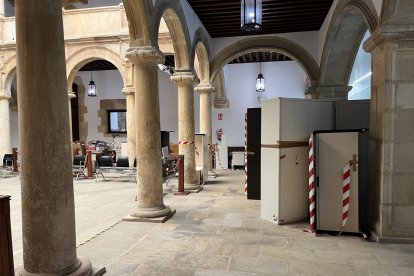 Mobiliario en el patio del Palacio de Justicia tras la 'mudanza' por el cambio organizativo.