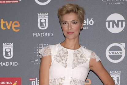 Cristina Urgel, nominada al Goya 2026, en un evento previo en Madrid donde destacó por su estilo elegante y presencia en la industria audiovisual.