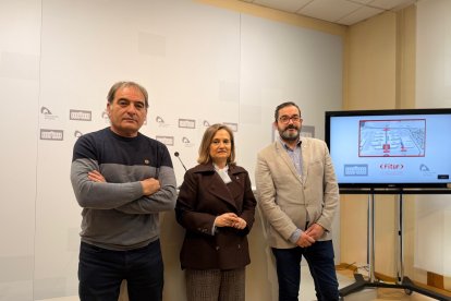 Carlos González, alcalde de Muriel, Elia Jiménez, diputada de Turismo y Óscar Jiménez, secretario de las Cofradías.