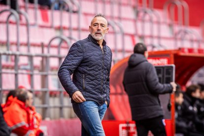 Ángel Rodríguez en el banquillo del CD Numancia ante el Bergantiños.