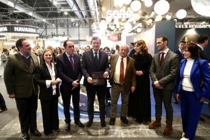 El presidente Mañueco durante su visita al stand de Soria en Fitur