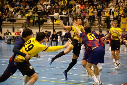 Vinicius en una jugada ante la defensa del Barça Atlétic