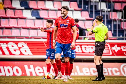 Jony se dañaba el aductor en los primeros minutos de la segunda parte en Segovia.