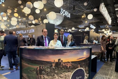 Benito Serrano, Enrique Rubio y Elia Jiménez, en el stand de Fitur.