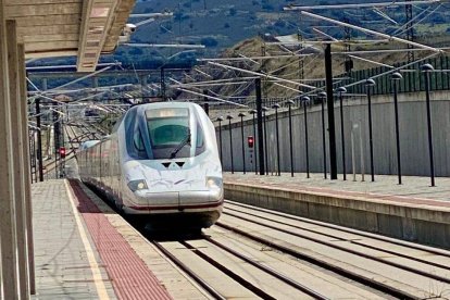 Tren de alta velocidad en la línea Valladolid, Segovia y Madrid