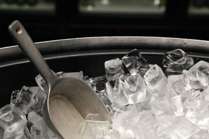 Sostener hielo entre las manos, como propone esta técnica de grounding, puede ayudar a calmar la ansiedad en momentos de crisis.