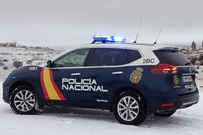 Vehículo de la Policía Nacional en la nieve.