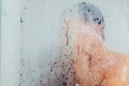 Las duchas muy calientes pueden resultar placenteras en invierno, pero según la Dra. Leire Barrutia, resecan la piel y comprometen su barrera natural