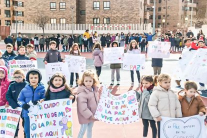 Los niños del CEIP Infantes de Lara de Soria celebran el Día Escolar de la Paz.